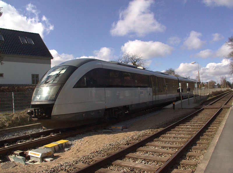 Bestand:Commons-MQ-Denmark-Svendborg railroad-Desiro train.jpg