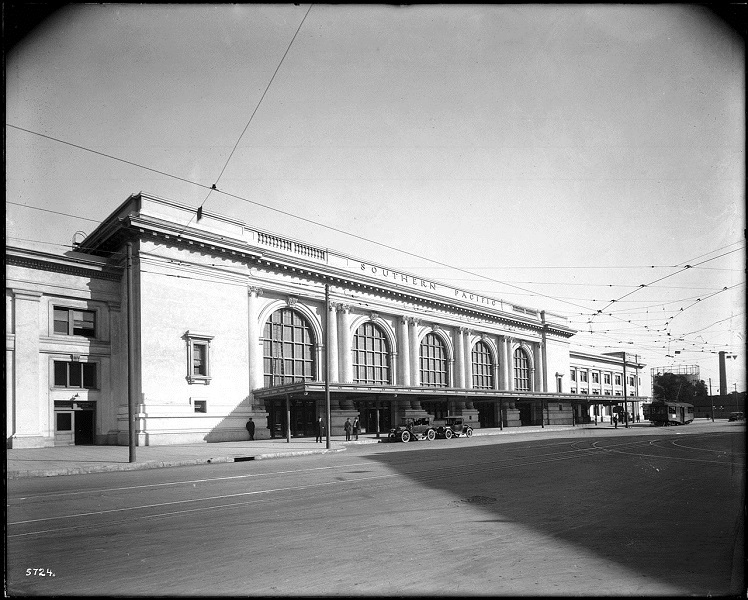 Bestand:Exterior view of the Southern Pacific Depot, ca 1918 (CHS-5724).jpg