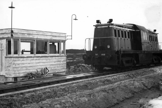 Bestand:Diesel-electrische locomotief nr. 602 van de Nederlandse Spoorwegen op de weegbrug te Schoonebeek (NAM-spoorlijn).png