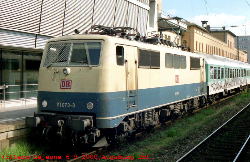 Bestand:11107332-De 111 073-3 staat klaar voor vertrek met een RB RE-trein te Augsburg Hbf.jpg