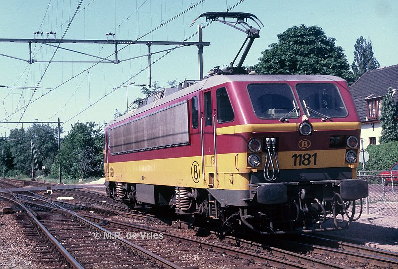 Bestand:In Amersfoort was ook de nieuwe NMBS 1181 aanwezig-14-6-1986.jpg