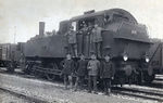 Commons-T6-Eisenbahner vor Lok im Bf Markgröningen.jpg