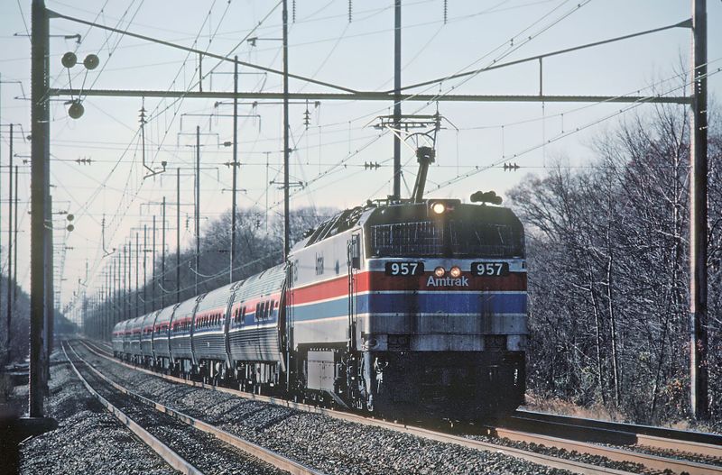 Bestand:Amtrak 957 leading a northbound train through Bowie, December 1980.jpg