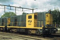De oudste der 2400-en samen met de 2418 voor de Crailose VAM-trein, Naarden-Bussum, 13-5-1987-dia 1400.jpg